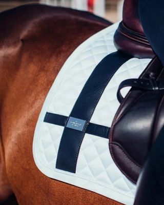 Equestrian Stockholm Jump – White Lesklý, špineodolný vrch, ikonické ES prešívanie a strieborný badge. Vnútri Super Quick...